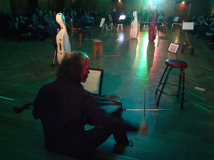 Cellist auf Treppe 2